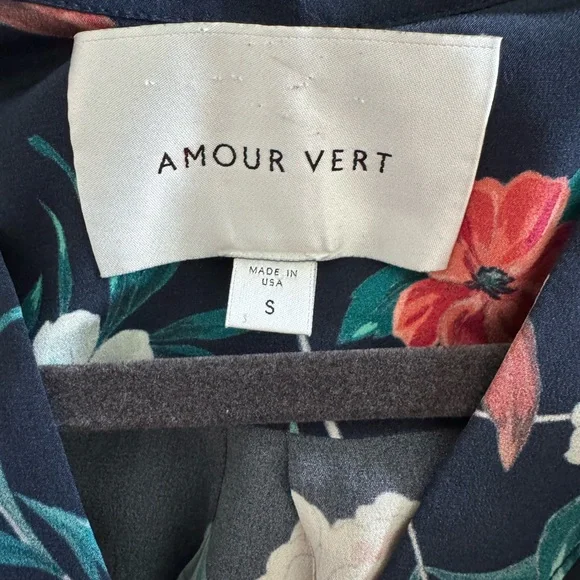 Amour Vert 100% Silk Floral Navy Women's Top - Picture 3 of 5